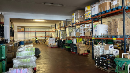 Estantes semivacíos en el Banco de Alimentos de Santiago