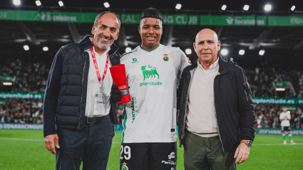 Jeremy, arropado por Sebastián Ceria y Manolo Higuera al recoger el trofeo a mejor jugador de la Liga Hypermotion del mes de octubre