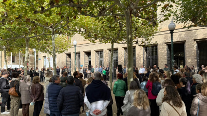 Minuto de silencio ante las puertas del Edificio Pignatelli de Zaragoza.