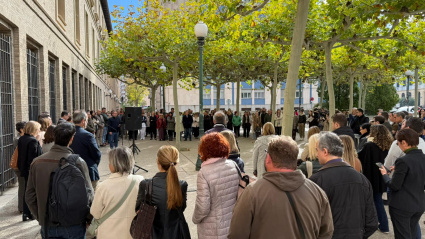 Minuto de silencio ante las puertas del Edificio Pignatelli de Zaragoza.