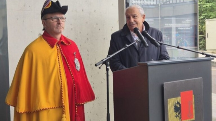 Alcalde Ginebra, Alfonso Gómez en el acto de inauguración de la nueva placa en escultura de Servet