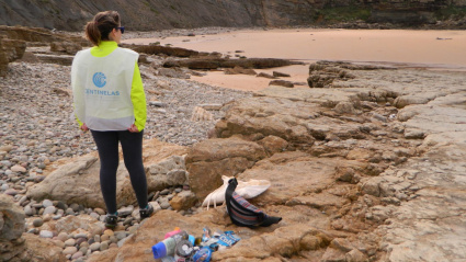 Voluntaria de Centinelas Cantabria observa residuos en una playa de Cantabria