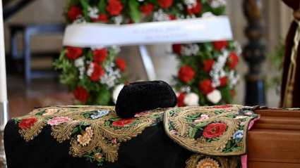 Un capote de paseo y una montera sobre el féretro de Rafael de Paula