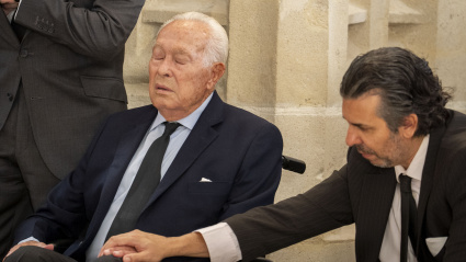 Curro Romero junto al hijo de Rafael de Paula, durante la misa funeral en Jerez