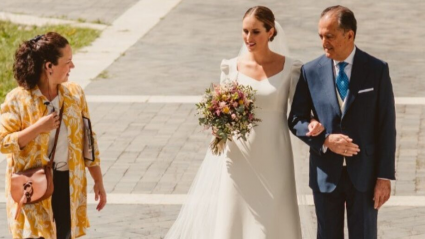 Isabel de Felipe acompaña a la novia al inicio de la ceremonia
