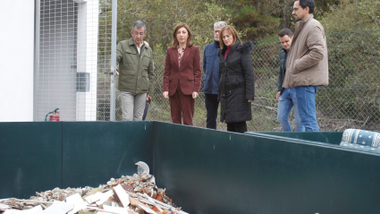 Ángeles Vázquez visitó el punto limpio acompañada por el alcalde, Luis Fernández Guitián
