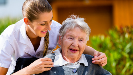 Una imagen de una persona cuidado a otra