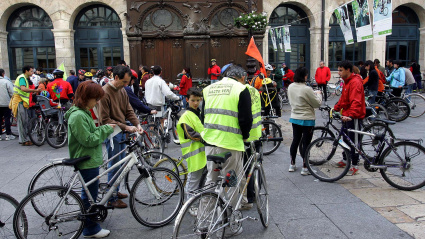 Ciclistas en El Espolón, junto al Teatro Principal