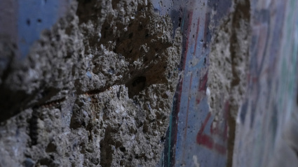 Fragmentos originales del Muro de Berlín en la exposición