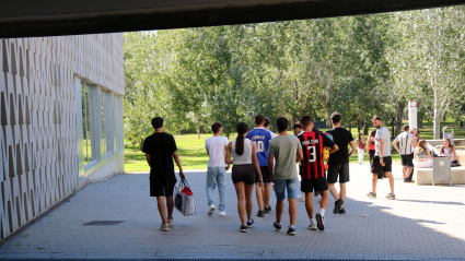 Grupo de estudiantes en el Campus Terres de l'Ebre de la URV
