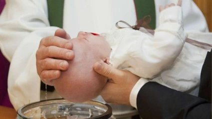 De los más de 1.000 bautizos celebrados durante el último año, casi un centenar han sido de mayores de siete años, incluso de adultos