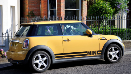 BMW Mini Cooper amarillo