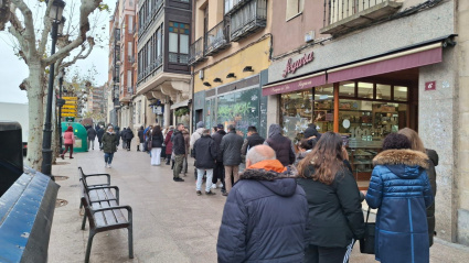 Colas en la administración nº6 de Logroño