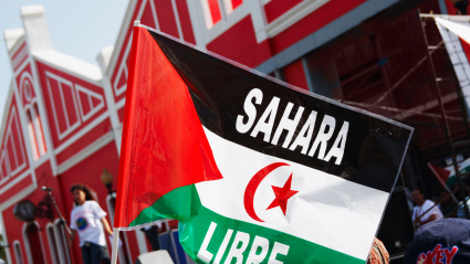 Mujeres del Sáhara Occidental portando banderas con el lema "Sáhara Libre" durante una manifestación en Las Palmas de Gran Canaria.