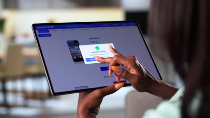 Mujer usa tableta para comprar en línea