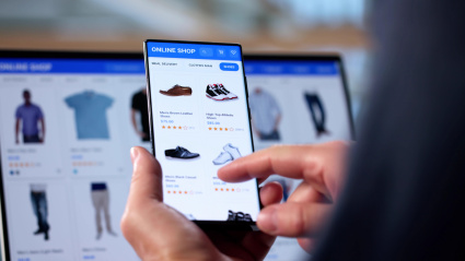 Un jubilado añade artículos a su carrito virtual.