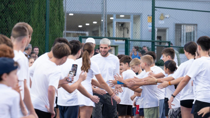 Carlos Alcaraz recibe el reconocimiento de su club