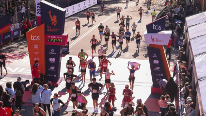 Corredores cruzando la línea de meta de la maratón de Nueva York en Central Park