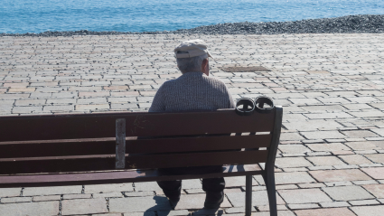 Imagen de recurso de un hombre jubilado sentado en un banco