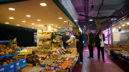 (Foto de ARCHIVO)Expositor de una frutería en un mercado, a 31 de diciembre de 2023, en Madrid (España). Las familias ultiman sus compras para despedir el año en la cena de Nochevieja y la celebración de la entrada del año con las tradicionales doce uvas. A la subida de precios, típica de estas fechas, de los alimentos frescos, se suma la inflación, que hace que la cesta de la compra finalice el año más cara que años anteriores.Jesús Hellín / Europa Press31 DICIEMBRE 2023;COMPRA;CESTA DE LA COMPRA;FRUTA;VERDURA;UVAS;NOCHE VIEJA31/12/2023