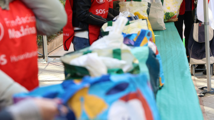 (Foto de ARCHIVO)Voluntarios de la Fundación Madrina entregan cestas navideñas a 100 familias cuyas madres o hijos tienen algún tipo discapacidad, en la sede de la Fundación Madrina, a 23 de diciembre de 2024, en Madrid (España). Se trata de una iniciativa que pretende llevar una cena navideña completa a las mesas de familias vulnerables de Madrid de las ‘colas del hambre’. Tras ello, los Reyes Magos de la Fundación Madrina se acercan a la Cañada Real para entregar regalos a cien niños.Marta Fernández / Europa Press23 DICIEMBRE 2024;MADRINA;ORGANIZACIÓN;NIÑOS;NAVIDAD;REGALOS23/12/2024