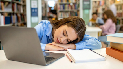 Joven que no logra estudiar por el cansancio