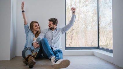 Una pareja en el interior de su nueva casa