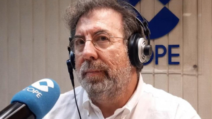 Dr. Egea en una visita a COPE Euskadi