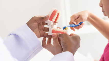 (Foto de ARCHIVO)Un niño aprende a cepillar los dientes en la consulta de un dentista.REMITIDA / HANDOUT por GOBIERNO DE ASTURIASFotografía remitida a medios de comunicación exclusivamente para ilustrar la noticia a la que hace referencia la imagen, y citando la procedencia de la imagen en la firma31/3/2025