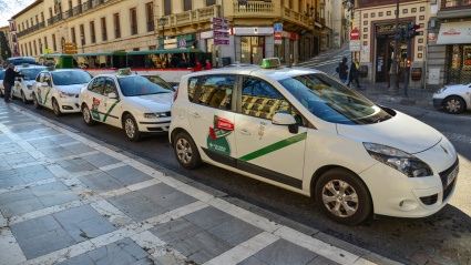 Cola de taxis en la calle, Granada