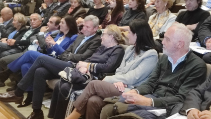 Rueda sentado al lado de Carmen Gosende, viuda de Cacharro Pardo