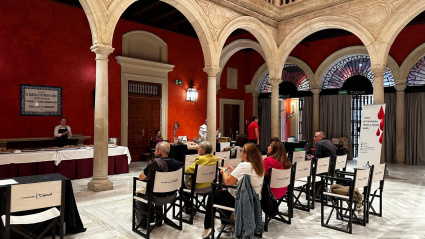 Donantes en la Maratón de donación de sangre en Fundación Cajasol