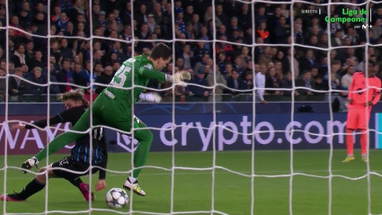 Vermant derriba a Szczesny antes de robar el balón