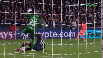 Imagen de la falta de Vermant a Szczęsny en el gol anulado al Brujas ante el Barcelona