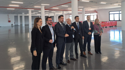 Autoridades asistentes al acto de inauguración del nuevo edificio