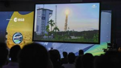 DARMSTADT (Germany), 04/11/2025.- Visitors watch the launch of the Ariane 6 vehicle live on a screen at the European Space Operations Centre (ESA/ESOC) in Darmstadt, Germany, 04 November 2025. At 10:02 p.m. CET (9:02 p.m. GMT), an Ariane 6 launch vehicle carrying the Copernicus Sentinel-1D satellite is scheduled to lift off from the European spaceport in French Guiana. The Sentinel-1 mission provides radar images of Earth's surface in all weather conditions, day and night, supporting disaster response teams, environmental agencies, maritime authorities, and climate scientists who rely on frequent updates of critical data. (Guayana Francesa, Alemania) EFE/EPA/RONALD WITTEK