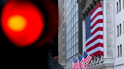 (Foto de ARCHIVO)07 July 2025, US, New York: A US flag hangs on the facade of the New York Stock Exchange on Wall Street in Manhattan's financial district. Photo: Sven Hoppe/dpa07/7/2025 ONLY FOR USE IN SPAIN