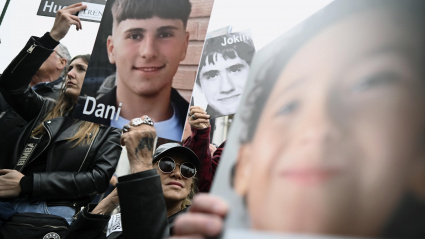 Familiares y amigos víctimas del acoso escolar se concentran frente al Congreso de los Diputados este jueves para exigir a los responsables políticos la aprobación urgente de una Ley Integral contra el Acoso Escolar
