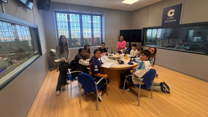 Estudiantes en el estudio central de COPE Oviedo