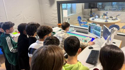Alumnos del IES Alfonso II en el control de sonido de COPE Oviedo