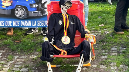 Esqueleto uniformado en la protesta del CEP en Santiago