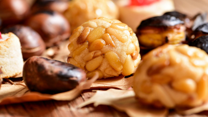 Unas castañas asadas y unos panellets, merienda típica del Día de Todos los Santos en Cataluña.