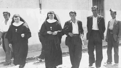 Un grupo de milicianos custodia a unas religiosas en Alcalá de Henares, durante los primeros días de la Guerra Civil