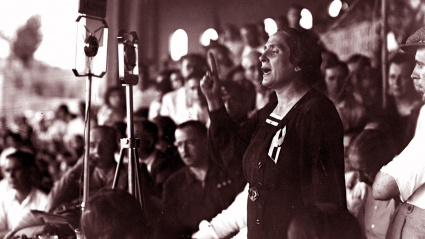Dolores Ibárruri, conocida como «La Pasionaria», durante una arenga en un mitin político