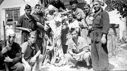 Milicianos posan con esqueletos de monjas sacados de sus tumbas