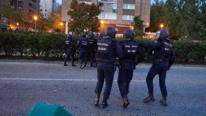 Agentes de las Unidades de Intervención Policial (UIP) intervienen durante los incidentes ocasionados por el acto que había convocado Vito Quiles en la Universidad de Navarra