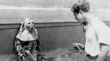 Un joven contempla el cadáver de una monja exhumado y expuesto en una calle de Barcelona