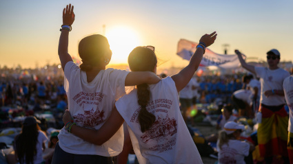 Dos chicas españolas bailando y animando justo antes del inicio de la vigilia en el campamento de Tor Vergata durante el Jubileo de la Juventud.