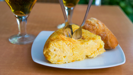 Imagen de recurso de un pincho de tortilla de patata en un bar