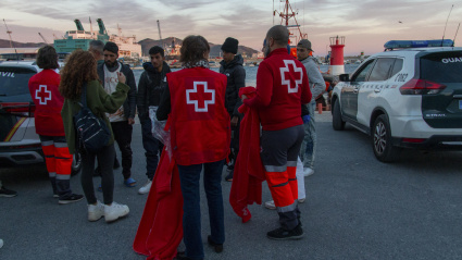 La Guardia Civil detiene a cuatro personas que llegaron en una potente lancha a una playa de Almuñécar